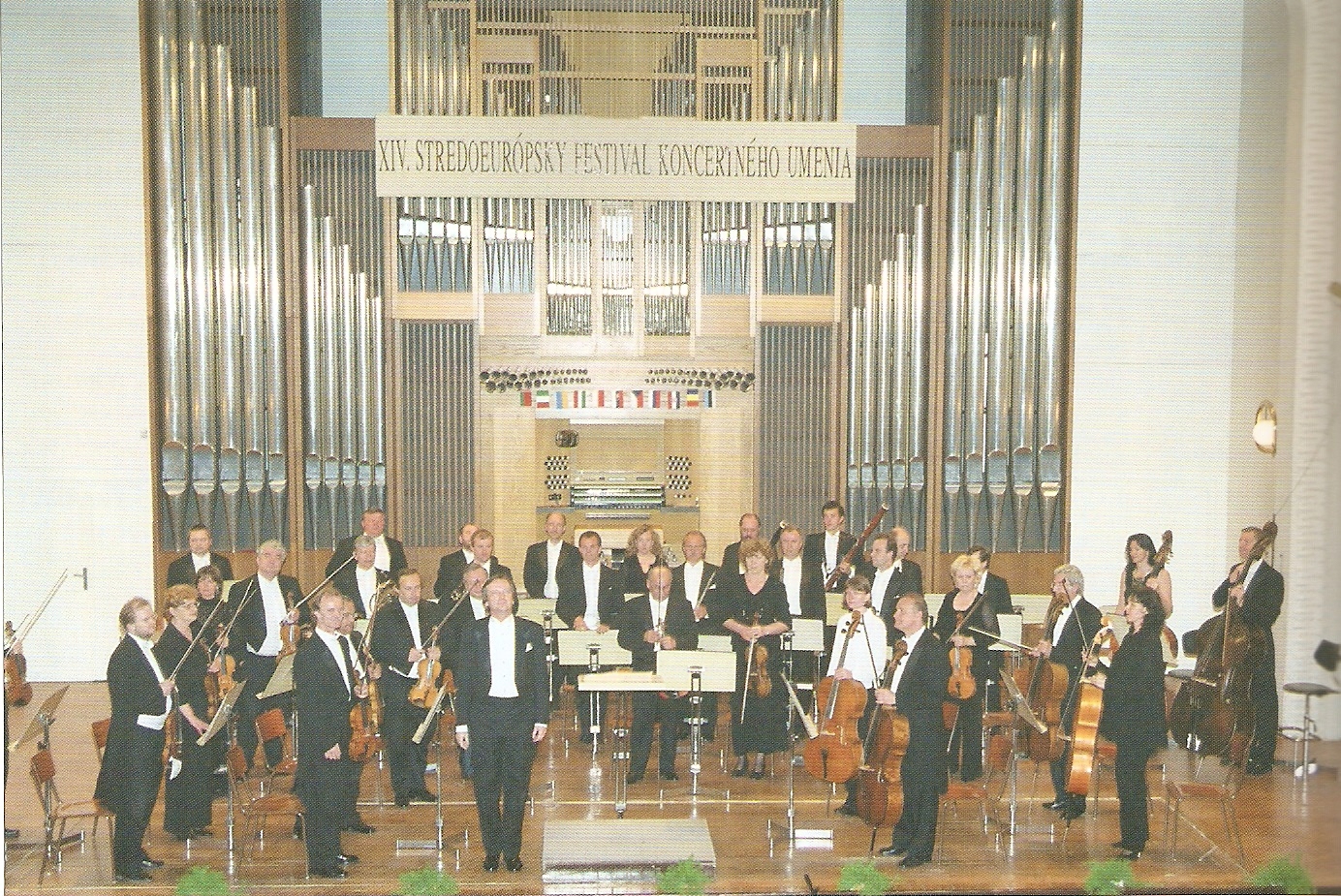 ŠKO s novým šéfdirigentom O. Dohnányim 2004.jpg